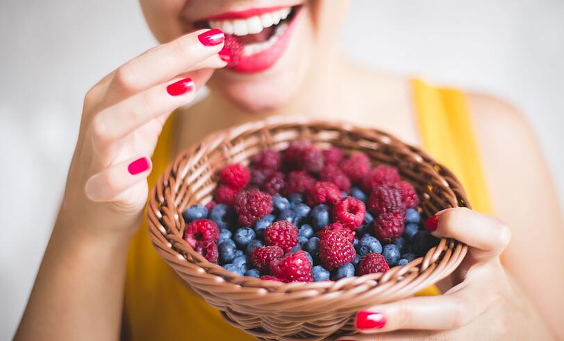 Wie wäre es mit einer bunten Mischung aus Heidelbeeren, Himbeeren und Erdbeeren? Beerenobst enthält Antioxidantien, Faserstoffe und Polyphenole. Diese Substanzen wirken sich positiv auf den Blutzuckerspiegel, auf die Verdauung und auf Entzündungen und Zellschäden aus. Es kann also richtig lecker sein, die Funktion der Bauchspeicheldrüse zu unterstützen! Wie wäre es mit einer bunten Mischung aus Heidelbeeren, Himbeeren und Erdbeeren? Beerenobst enthält Antioxidantien, Faserstoffe und Polyphenole. Diese Substanzen wirken sich positiv auf den Blutzuckerspiegel, auf die Verdauung und auf Entzündungen und Zellschäden aus. Es kann also richtig lecker sein, die Funktion der Bauchspeicheldrüse zu unterstützen!