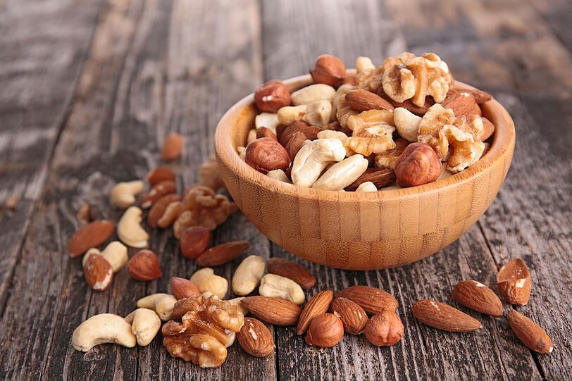 Auch die kernige, nussige Komponente im Pesto k&ouml;nnen Sie nach Belieben im Geschmack variieren. Eine g&uuml;nstigere Alternative zu Pinienkernen sind beispielsweise Sonnenblumenkerne. Intensiver als Cashewkerne oder Mandeln beeinflussen die Aromen von Haseln&uuml;ssen oder Waln&uuml;ssen den Geschmack des Pestos.