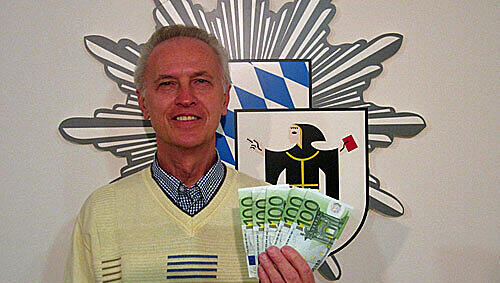 Günter R. präsentiert stolz seine 500 Euro Finderlohn. Günter R. präsentiert stolz seine 500 Euro Finderlohn.