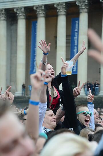 Wolkenbruch und Matsch statt "sky" und "sand" - trotzdem feiern am Sonntag 20.000 Fans den Berliner DJ Paul Kalkbrenner am Königsplatz.