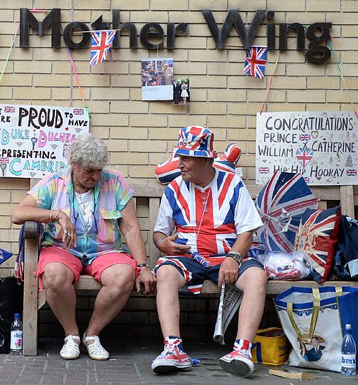 "Gratulation William und Kate", steht auf den Fan-Plakaten an der Wand.