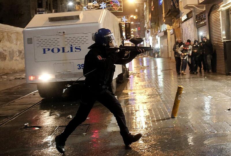 Die Kritik an der Türkei und Premier Erdogan wächst in Europa und der Welt. In der Nacht auf Samstag gingen wieder hunderte Demonstranten auf die Straßen in Istanbul. Hier die Bilder.