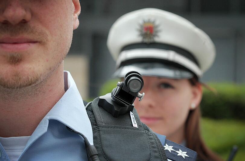 Bayerns Polizei wird in der kommenden Zeit sogenannten "Bodycams" testen.
