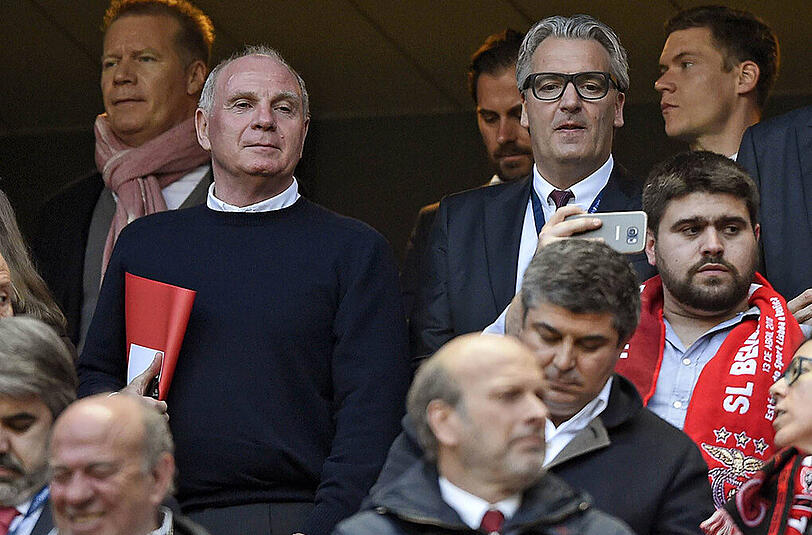 Er sah zwar keinen Sieg, erlebte aber den Halbfinal-Einzug seines FC Bayern live mit: Uli Hoeneß beim 2:2 in Lissabon. Hier mit Jörg Wacker (rechts), Vorstandsmitglied der FC Bayern München AG.