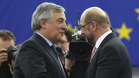 Der neue Präsident des Europäischen Parlaments, Antonio Tajani (l), nimmt in Straßburg Glückwünsche seines Vorgängers Martin Schulz entgegen.
