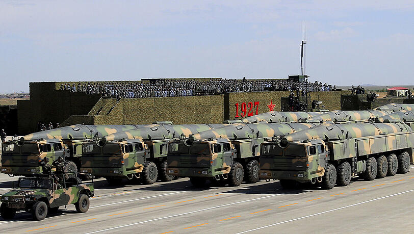 Militärparade der chinesischen Volksbefreiungsarmee auf der Zhurihe Trainings-Basis nordwestlich von Peking. Militärparade der chinesischen Volksbefreiungsarmee auf der Zhurihe Trainings-Basis nordwestlich von Peking.