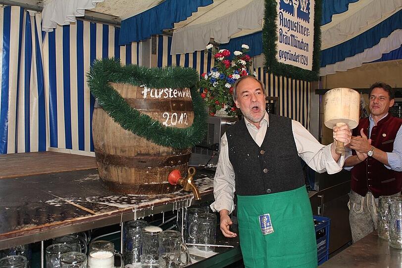 BA-Chef Hans Bauer beim Anzapfen im letzten Jahr.