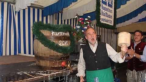 BA-Chef Hans Bauer beim Anzapfen im letzten Jahr.