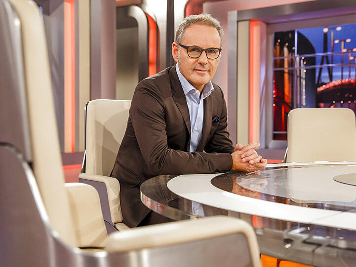 Reinhold Beckmann in seinem Talkshow-Studio