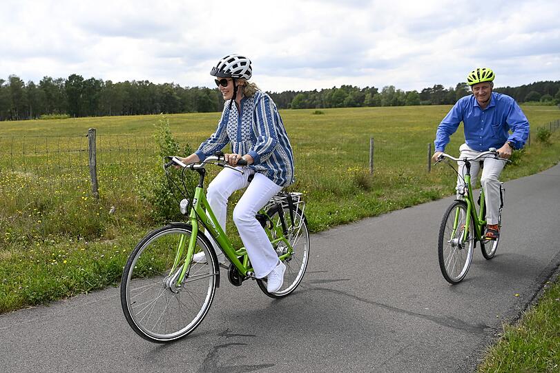 Königin Mathilde von Belgien und König Philippe von Belgien bei einer Fahrradtour.