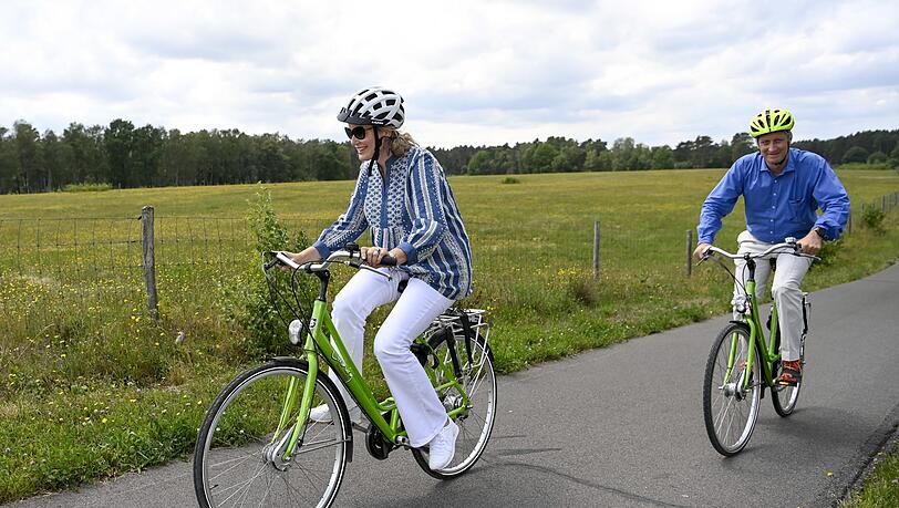 Königin Mathilde von Belgien und König Philippe von Belgien bei einer Fahrradtour. Königin Mathilde von Belgien und König Philippe von Belgien bei einer Fahrradtour.