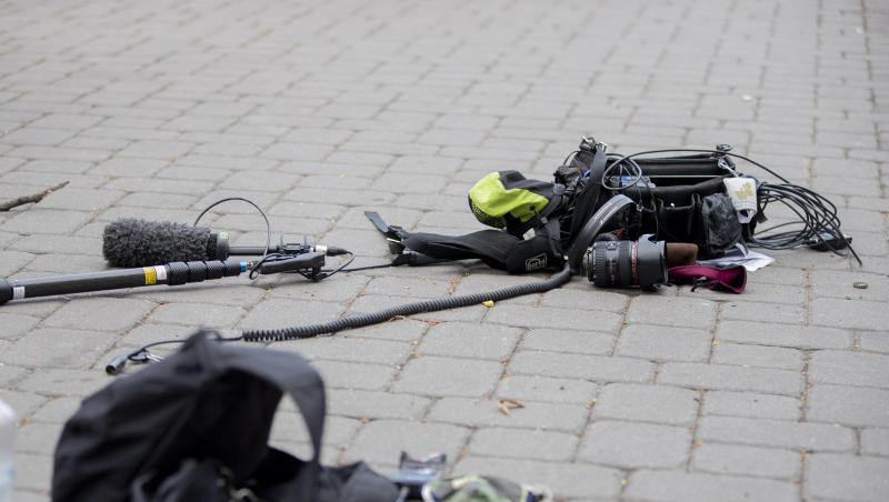 Die Ausrüstung eines Kamerateams liegt nach einem Überfall auf ein ZDF-Teams zwischen Alexanderplatz und Hackescher Markt auf dem Boden. Die Ausrüstung eines Kamerateams liegt nach einem Überfall auf ein ZDF-Teams zwischen Alexanderplatz und Hackescher Markt auf dem Boden.