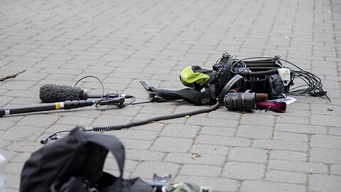 Die Ausrüstung eines Kamerateams liegt nach einem Überfall auf ein ZDF-Teams zwischen Alexanderplatz und Hackescher Markt auf dem Boden.