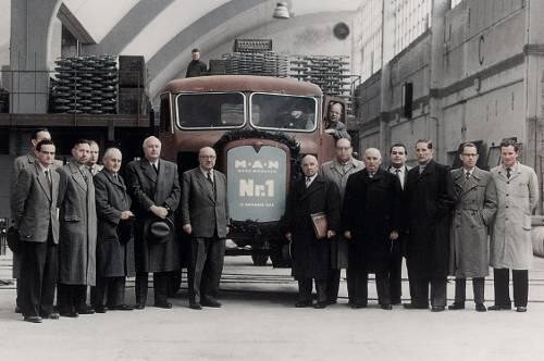 Stolz posieren die Verantwortlichen vor dem ersten Lkw, der bei MAN in München produziert wurde - das war 1955.
