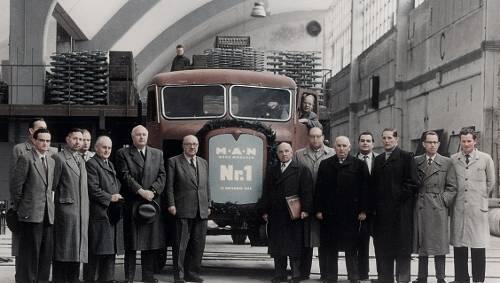 Stolz posieren die Verantwortlichen vor dem ersten Lkw, der bei MAN in München produziert wurde - das war 1955. Stolz posieren die Verantwortlichen vor dem ersten Lkw, der bei MAN in München produziert wurde - das war 1955.