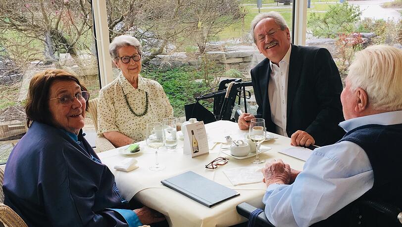 Christian Ude und seine Frau Edith Welser-Ude beim Besuch im Augustinum 2017 mit dem Ehepaar Vogel.