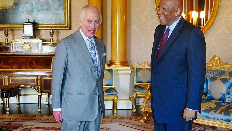 K&ouml;nig Charles III. bei seiner Audienz mit K&ouml;nig Letsie von Lesotho.