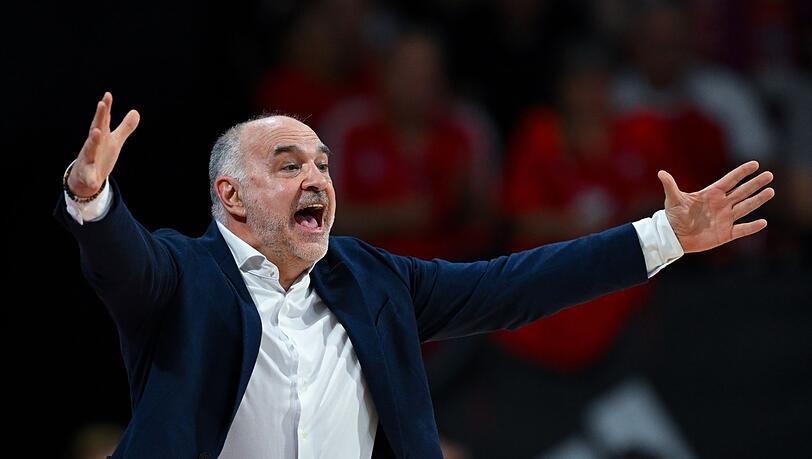 Trainer Pablo Laso von München verfolgt das Spiel am Spielfeldrand.