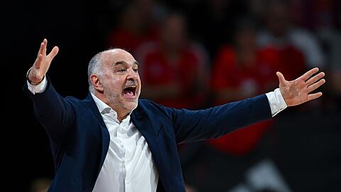 Trainer Pablo Laso von München verfolgt das Spiel am Spielfeldrand.