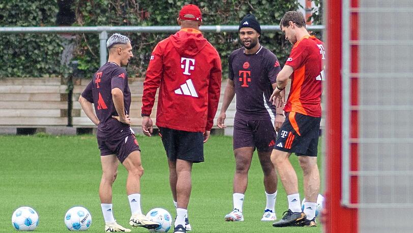 Frühstarter beim FC Bayern: Bryan Zaragoza (l.) und Serge Gnabry (3.v.l.), die vergangene Woche das Training
aufnahmen, könnten den Klub in diesem Sommer verlassen.