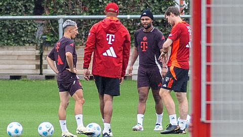 Frühstarter beim FC Bayern: Bryan Zaragoza (l.) und Serge Gnabry (3.v.l.), die vergangene Woche das Training
aufnahmen, könnten den Klub in diesem Sommer verlassen.
