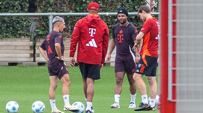 Frühstarter beim FC Bayern: Bryan Zaragoza (l.) und Serge Gnabry (3.v.l.), die vergangene Woche das Training
aufnahmen, könnten den Klub in diesem Sommer verlassen.