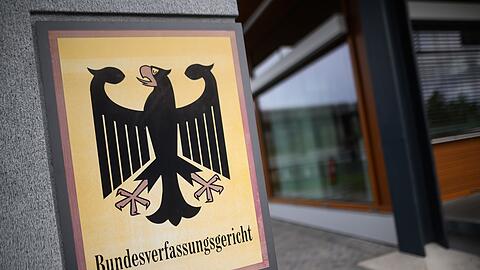 Das Bundesverfassungsgericht muss sich mit mehreren Beschwerden von Journalisten gegen eine Abhöraktion bayerischer Ermittler befassen. (Archivbild)
