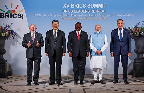 Auf diesem vom brasilianischen Präsidentenamt zur Verfügung gestellten Bild stehen 2023 Luiz Inacio Lula da Silva (v.l.n.r.), Präsident von Brasilien, Xi Jinping, Präsident von China, Cyril Ramaphosa, Präsident von Südafrika, Narendra Modi, Premierminister von Indien, und Sergej Lawrow, Außenminister von Russland, für ein Gruppenbild nach dem Gipfel der Mitglieder der Brics-Gruppe zusammen.