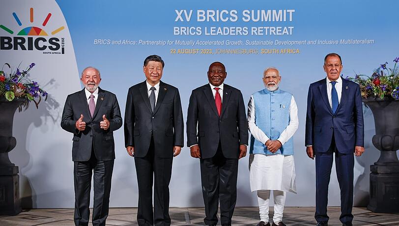 Auf diesem vom brasilianischen Präsidentenamt zur Verfügung gestellten Bild stehen 2023 Luiz Inacio Lula da Silva (v.l.n.r.), Präsident von Brasilien, Xi Jinping, Präsident von China, Cyril Ramaphosa, Präsident von Südafrika, Narendra Modi, Premierminister von Indien, und Sergej Lawrow, Außenminister von Russland, für ein Gruppenbild nach dem Gipfel der Mitglieder der Brics-Gruppe zusammen. Auf diesem vom brasilianischen Präsidentenamt zur Verfügung gestellten Bild stehen 2023 Luiz Inacio Lula da Silva (v.l.n.r.), Präsident von Brasilien, Xi Jinping, Präsident von China, Cyril Ramaphosa, Präsident von Südafrika, Narendra Modi, Premierminister von Indien, und Sergej Lawrow, Außenminister von Russland, für ein Gruppenbild nach dem Gipfel der Mitglieder der Brics-Gruppe zusammen.