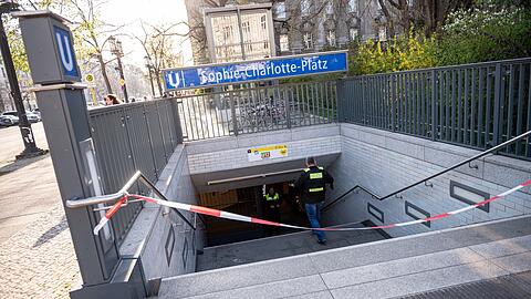 Das Opfer starb noch im Berliner U-Bahnhof Sophie-Charlotte-Platz.