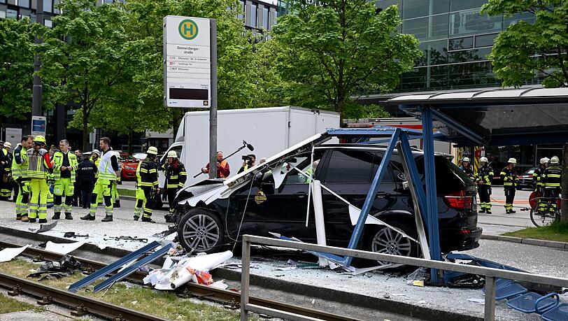 Ein Autofahrer war am 7. Mai in eine Straßenbahn-Haltestelle nahe der Donnersbergerbrücke gefahren. (Archivbild)