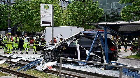 Ein Autofahrer war am 7. Mai in eine Straßenbahn-Haltestelle nahe der Donnersbergerbrücke gefahren. (Archivbild)