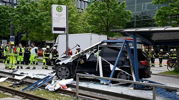 Ein Autofahrer war am 7. Mai in eine Straßenbahn-Haltestelle nahe der Donnersbergerbrücke gefahren. (Archivbild)