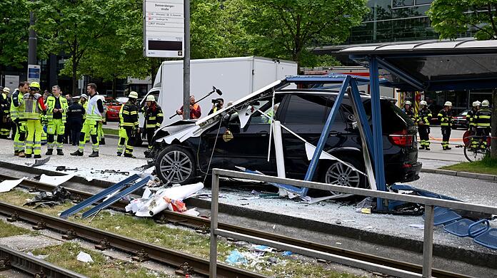 Ein Autofahrer war am 7. Mai in eine Straßenbahn-Haltestelle nahe der Donnersbergerbrücke gefahren. (Archivbild)