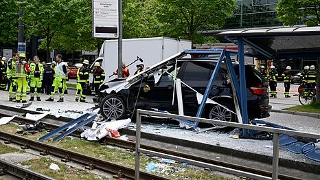 Ein Autofahrer war am 7. Mai in eine Stra&szlig;enbahn-Haltestelle nahe der Donnersbergerbr&uuml;cke gefahren. (Archivbild)