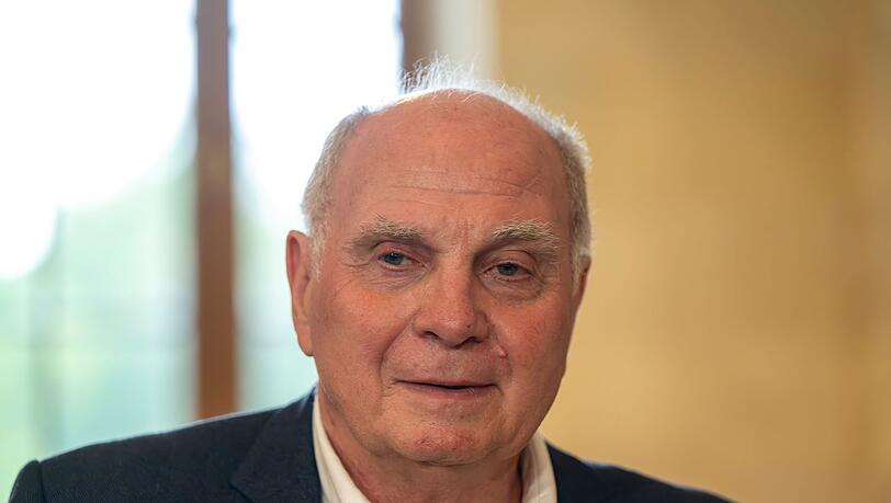Uli Hoeneß meint, dass es mit Max Eberl nichts auszusprechen gebe. Uli Hoeneß meint, dass es mit Max Eberl nichts auszusprechen gebe.
