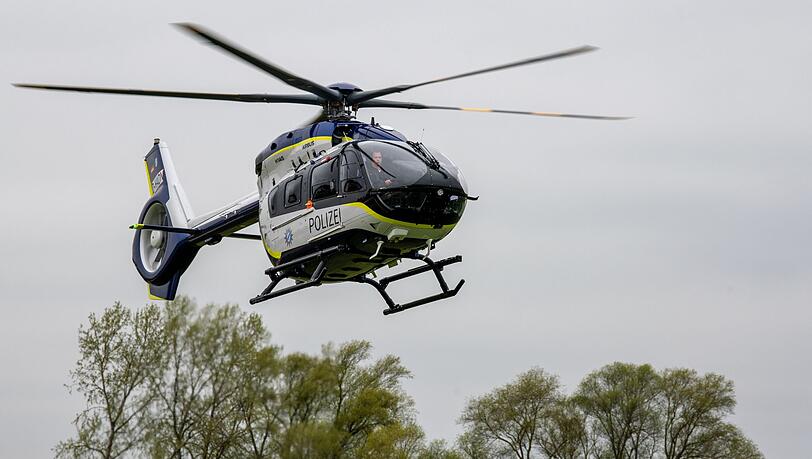 Bei der Fahndung der Polizei kam auch ein Hubschrauber zum Einsatz. (Symbolbild)