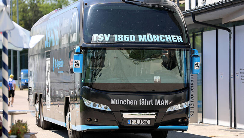 Der Mannschaftsbus des TSV 1860 bei der Abfahrt vom Trainingsgel&auml;nde an der Gr&uuml;nwalder Stra&szlig;e 114. In der Saison 2026/27 geht es verst&auml;rkt in den Westen.