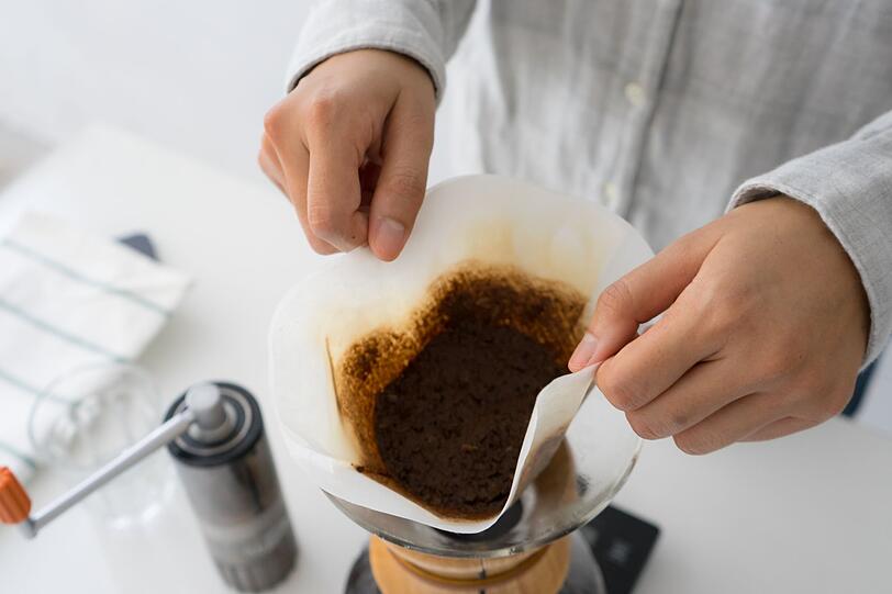 Was wären wir nur ohne Kaffee? Jeden Morgen greift die Mehrheit der Deutschen als Erstes zu dem belebenden Getränk. Doch was machen Sie eigentlich mit dem Kaffeesatz? Bevor Sie ihn einfach in den Biomüll kippen, sollten Sie folgende praktischen Anwendungstipps studieren! Was wären wir nur ohne Kaffee? Jeden Morgen greift die Mehrheit der Deutschen als Erstes zu dem belebenden Getränk. Doch was machen Sie eigentlich mit dem Kaffeesatz? Bevor Sie ihn einfach in den Biomüll kippen, sollten Sie folgende praktischen Anwendungstipps studieren!