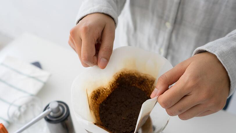 Was w&auml;ren wir nur ohne Kaffee? Jeden Morgen greift die Mehrheit der Deutschen als Erstes zu dem belebenden Getr&auml;nk. Doch was machen Sie eigentlich mit dem Kaffeesatz? Bevor Sie ihn einfach in den Biom&uuml;ll kippen, sollten Sie folgende praktischen Anwendungstipps studieren!