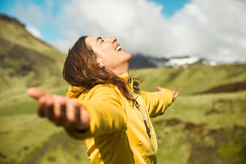 Nur weil etwas bequem ist, heißt es nicht, dass wir es kontinuierlich machen müssen. Nur weil wir gut in etwas sind, bedeutet es nicht, dass es zu unserer Lebensaufgabe werden muss. So viele Menschen verändern nichts und wundern sich dann, dass sich nichts verändert. Die gute Nachricht: Sie müssen Ihr Leben nicht komplett über den Haufen werfen. Bereits kleine Schritte in eine neue Richtung können große Glücksmomente schaffen ... Nur weil etwas bequem ist, heißt es nicht, dass wir es kontinuierlich machen müssen. Nur weil wir gut in etwas sind, bedeutet es nicht, dass es zu unserer Lebensaufgabe werden muss. So viele Menschen verändern nichts und wundern sich dann, dass sich nichts verändert. Die gute Nachricht: Sie müssen Ihr Leben nicht komplett über den Haufen werfen. Bereits kleine Schritte in eine neue Richtung können große Glücksmomente schaffen ...