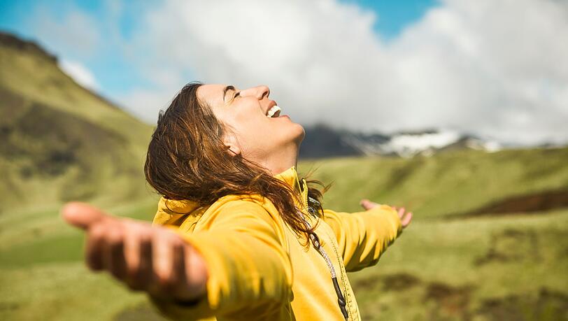 Nur weil etwas bequem ist, heißt es nicht, dass wir es kontinuierlich machen müssen. Nur weil wir gut in etwas sind, bedeutet es nicht, dass es zu unserer Lebensaufgabe werden muss. So viele Menschen verändern nichts und wundern sich dann, dass sich nichts verändert. Die gute Nachricht: Sie müssen Ihr Leben nicht komplett über den Haufen werfen. Bereits kleine Schritte in eine neue Richtung können große Glücksmomente schaffen ... Nur weil etwas bequem ist, heißt es nicht, dass wir es kontinuierlich machen müssen. Nur weil wir gut in etwas sind, bedeutet es nicht, dass es zu unserer Lebensaufgabe werden muss. So viele Menschen verändern nichts und wundern sich dann, dass sich nichts verändert. Die gute Nachricht: Sie müssen Ihr Leben nicht komplett über den Haufen werfen. Bereits kleine Schritte in eine neue Richtung können große Glücksmomente schaffen ...