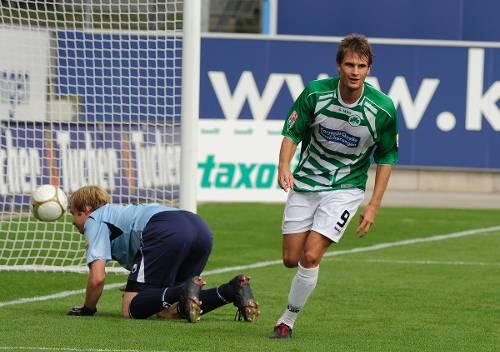 Abdrehen zum Jubeln: Chistopher Nöthe (rechts) nach seinem  Treffer gegen seinen Ex-Verein. RWO-Keeper Sören Pirson  kann den Ball nur noch aus dem Netz holen.