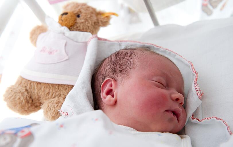 Die kleine Romy Lene schläft am Mittwoch in der Frauenklinik am Klinikum rechts der Isar in München in ihrem Bettchen.
