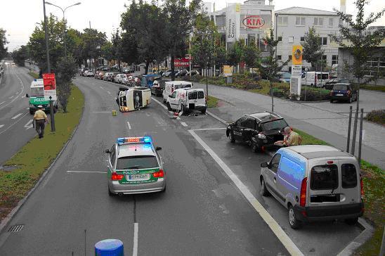 Ein Taxifahrer wurde auf der Wasserburger Landstraße leicht verletzt: Weil er laut eigener Aussage einem Tier hatte ausweichen müssen, streifte er beim Gegensteuern drei parkende Autos. Dann kippte sein Fahrzeug.