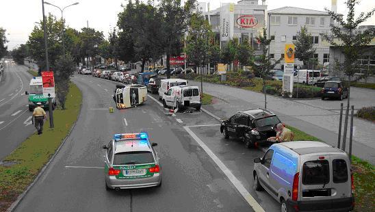 Ein Taxifahrer wurde auf der Wasserburger Landstraße leicht verletzt: Weil er laut eigener Aussage einem Tier hatte ausweichen müssen, streifte er beim Gegensteuern drei parkende Autos. Dann kippte sein Fahrzeug. Ein Taxifahrer wurde auf der Wasserburger Landstraße leicht verletzt: Weil er laut eigener Aussage einem Tier hatte ausweichen müssen, streifte er beim Gegensteuern drei parkende Autos. Dann kippte sein Fahrzeug.