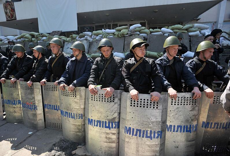 Ukrainische Polizisten sichern ein Regierungsgebäude in Mariupol.