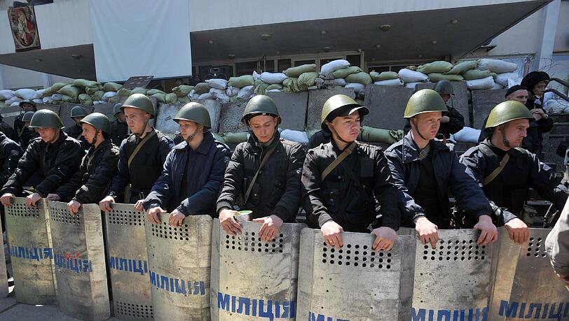 Ukrainische Polizisten sichern ein Regierungsgebäude in Mariupol.