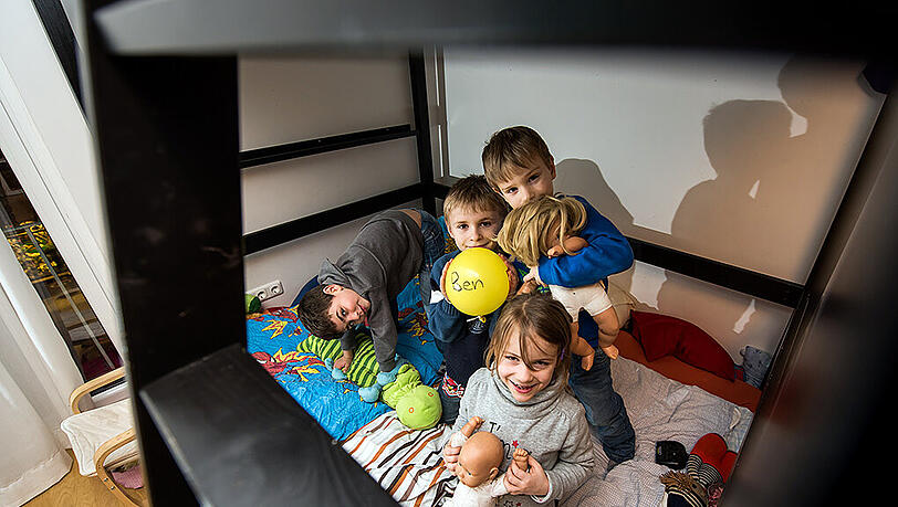 Auf Grund von Platzmangel wird auch das Bett zur Spielzone. Auf Grund von Platzmangel wird auch das Bett zur Spielzone.