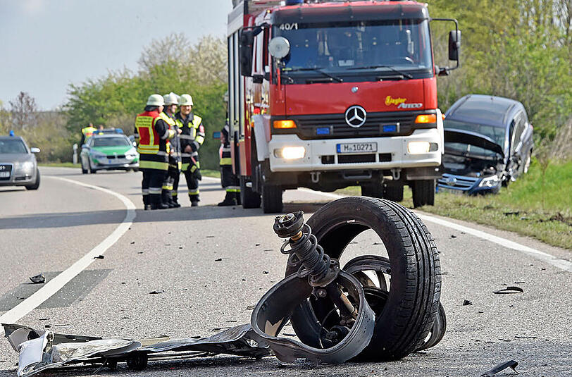 Bilder vom schweren Verkehrsunfall in Aschheim. Die Feuerwehr musste das Dach eines Autos entfernen, um den Fahrer zu befreien. Der andere Wagen hat durch die Wucht der Kollision ein Vorderrad verloren.